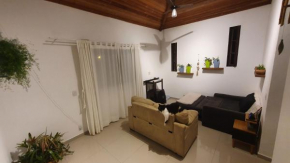 Sofá cama na sala em casa compartilhada